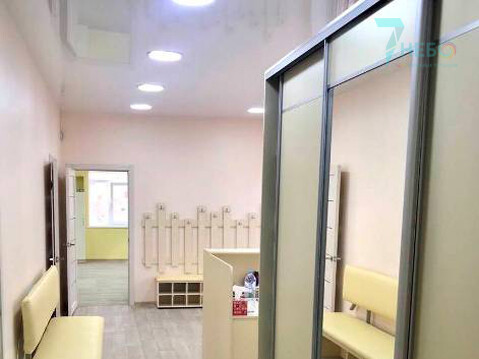 Белый лаковый, глянцевый, зеркальный потолок со встроенным освещением для детского сада в Севастополе