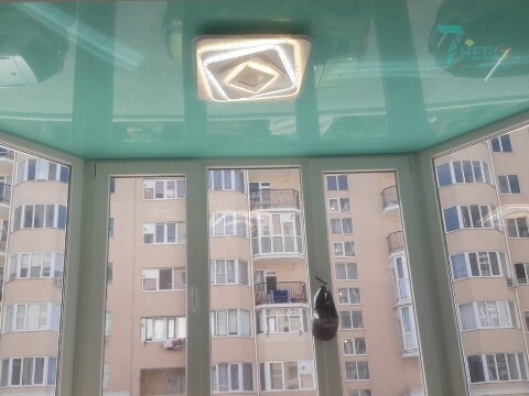 Белый сатиновый потолок со встроенными точечными светильниками и декоративной лентой вставкой по периметру